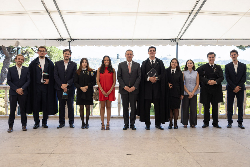 Seguro recebe estudantes