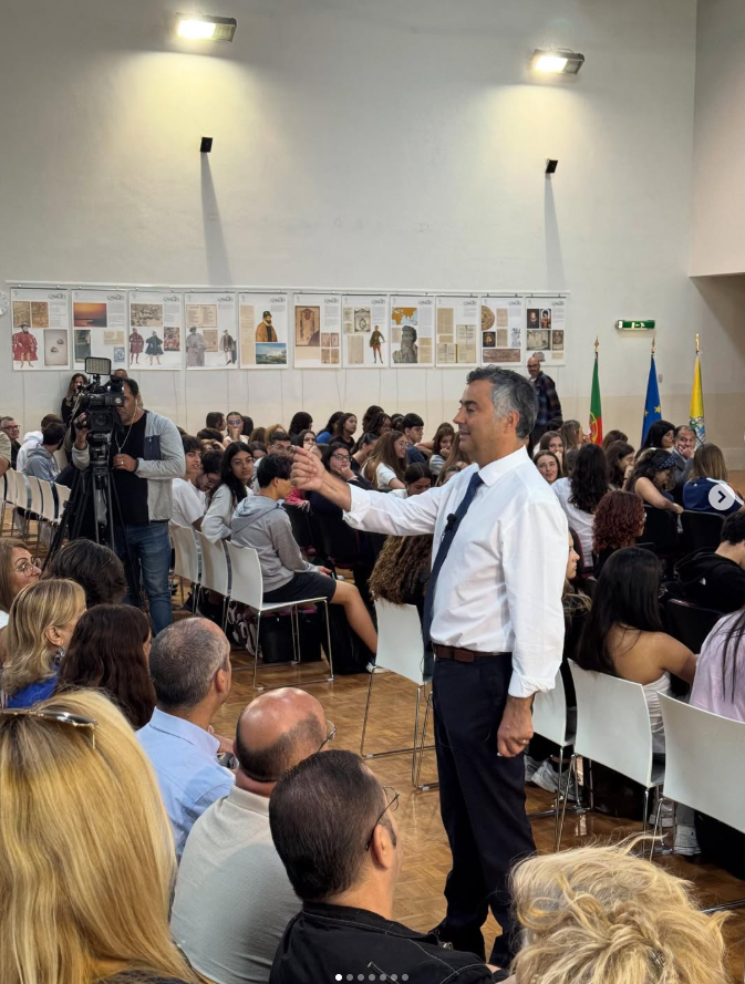A aula do ministro era sobre poupança, mas alunos quiseram saber de propinas