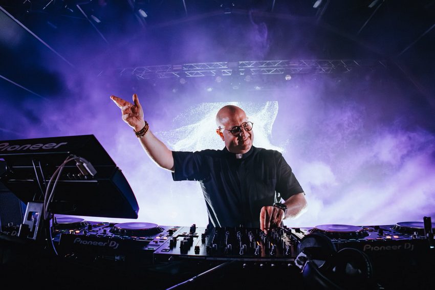 Padre Guilherme é DJ na Semana da Juventude