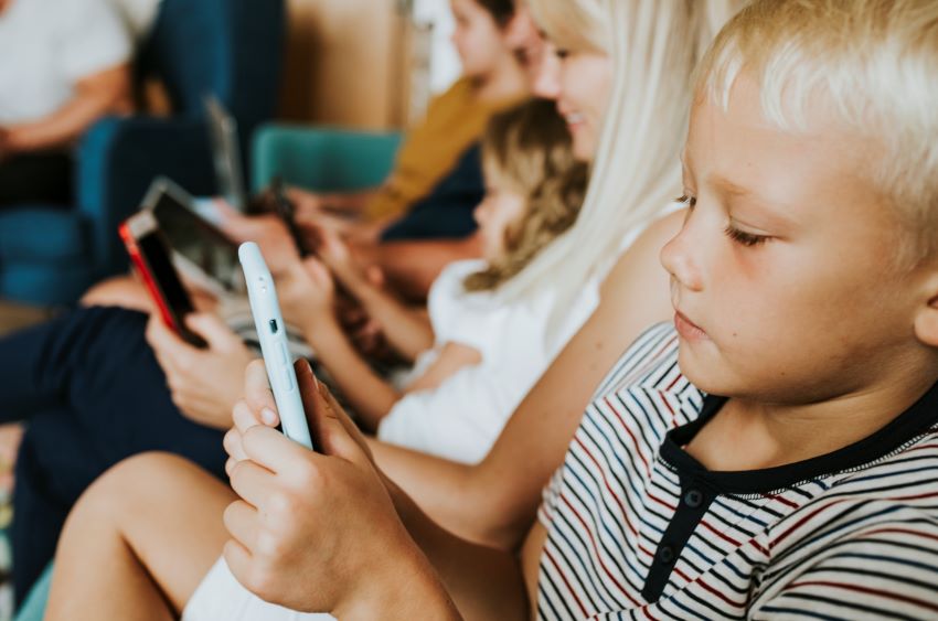 Movimento Menos Ecrãs, Mais Vida pede audiência a ministro para regular 'smartphones' nas escolas