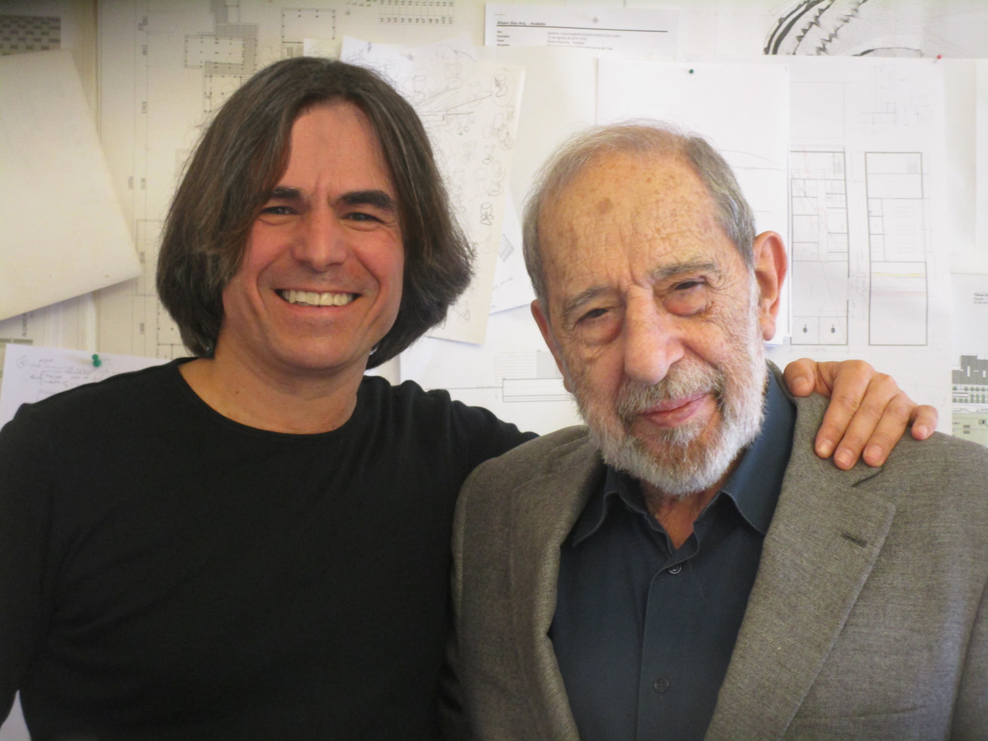 Livro de poesia de Gonçalo Salvado com desenhos de Álvaro Siza Vieira em exposição na Sociedade Nacional de Belas Artes