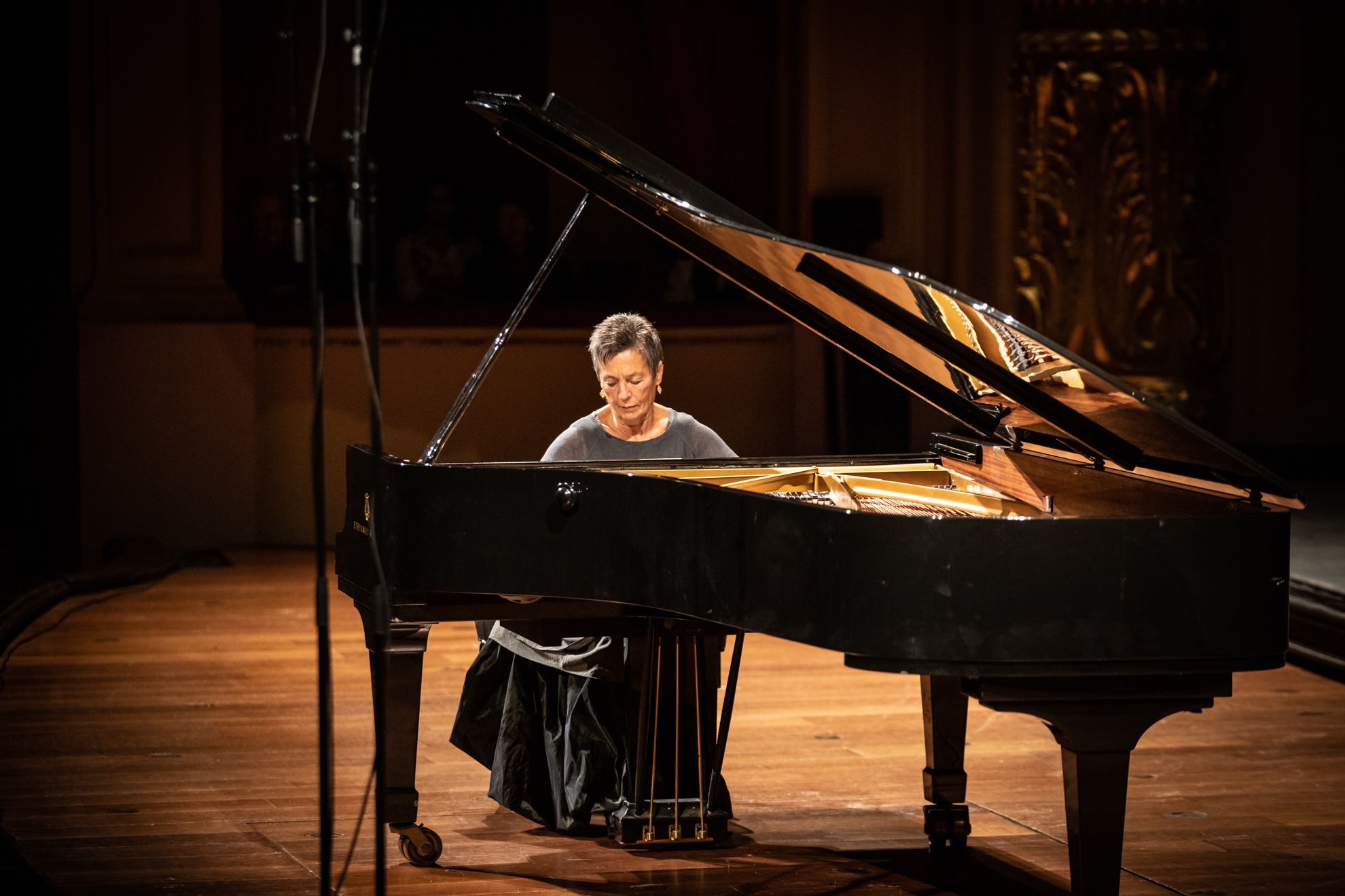 Pianista Maria João Pires recebe Honoris Causa da Universidade de Évora e admite voltar a estúdio para "fazer algumas gravações"