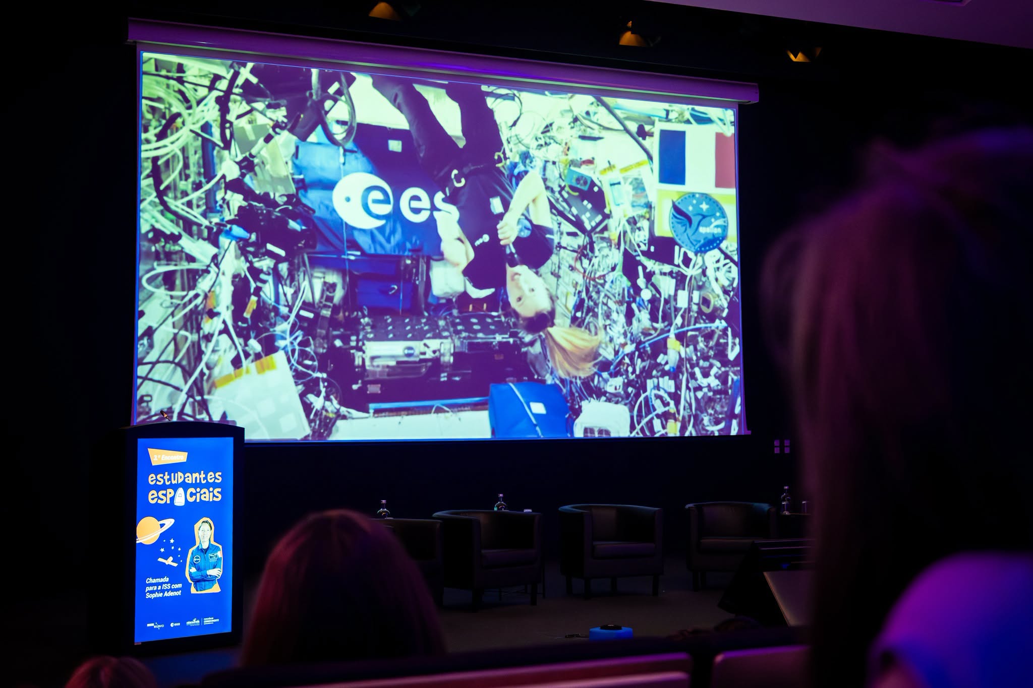 Estudantes portugueses falam para o espaço com astronauta francesa